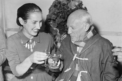 Pablo Picasso brindando Françoise Gilot en 1951.