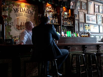 Barra del bar McDaid’s, pequeño local con más de 200 años de historia en Harry Street, en Dublín (Irlanda).