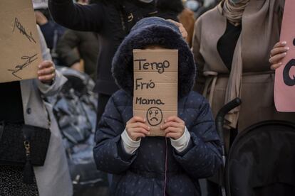 Un niño sujeta un cartel donde puede leerse “trengo frío mama” durante una concentración realizada en la Puerta del Sol el día 3 de diciembre de 2021 para denunciar la falta de suministro eléctrico en los sectores 5 y 6. La protesta fue convocada por las asociaciones Alshorok, Tabadol, AMAL y Comisión por la Luz Sector 6.
