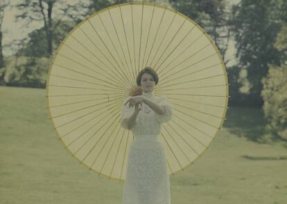 La diseñadora de moda Maggie Keswick (1941-1995) posa con un modelo de su colección en su casa de Escocia el 20 de abril de 1965. Keswick estuvo casada con el polémico teórico Charles Jencks, quien diseñó su Casa Temática en Notting Hill (Londres), una excentricidad posmoderna. |