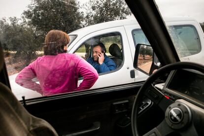 Dos coches, que patrullan Navalvillar de Pela, se cruzan en el campo y reciben el aviso de que la guardia rural ha cogido a cuatro supuestos ladrones con varios kilos de aceituna.