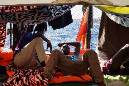 Algunos de los 107 migrantes en el interior del barco de la ONG española Open Arms, en su 18 día de bloqueo junto a la isla italiana de Lampedusa. La tensión y la desesperación tocan techo a bordo del buque español y las primeras personas se lanzan al agua para intentar ganar la costa, pero son rescatados por los socorristas de la ONG.