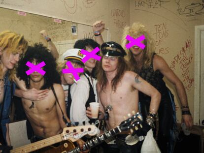 De todos los miembros de Guns 'N Roses que aparecen en esta imagen tomada en el camerino de un concierto en 1986, solo tres permanecen a día de hoy. Son Duff McKagan, Axl Rose (primero y cuarto) y Slash (segundo), que volvió en 2016 tras 23 años de ausencia.