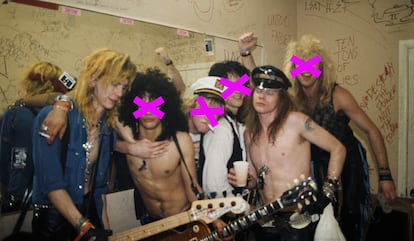 De todos los miembros de Guns 'N Roses que aparecen en esta imagen tomada en el camerino de un concierto en 1986, solo tres permanecen a día de hoy. Son Duff McKagan, Axl Rose (primero y cuarto) y Slash (segundo), que volvió en 2016 tras 23 años de ausencia.