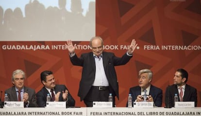 El escritor catalán Enrique Vila Matas durante la inauguración de la Feria Internacional del Libro de Guadalajara. De izq a der Rafael Tovar y de Teresa, Aristóteles Sandoval, Enrique Vila-Matas, Sir Vernom Ellis y Enrique Aubry de Castro Palomino.