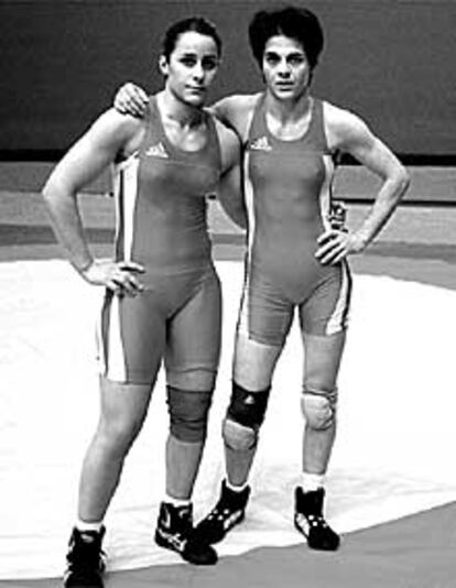 Seba Jiménez (izquierda) y Antonia Torres, en el polideportivo de Torredelcampo.