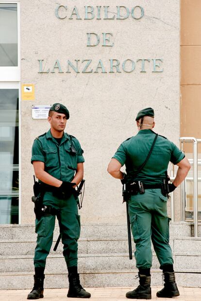 Dos guardias civiles durante la intervención del Cabildo de Lanzarote, el 19 de abril de 2010.