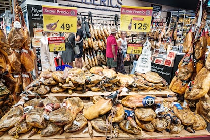 Precios rebajados en un supermercado de Barcelona.
