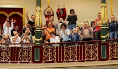 Aplausos tras el Pleno del Congreso de los Diputados en el que se aprobó la ley del matrimonio homosexual. En el centro, el socialista y activista gay Pedro Zerolo