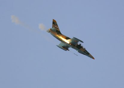 Un caza de las Fuerzas A&eacute;reas del r&eacute;gimen sirio dispara un misil contra la Tel Rifat, a 35 kil&oacute;metros de Alepo.