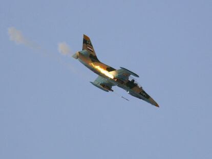 Un caza de las Fuerzas Aéreas del régimen sirio dispara un misil contra la Tel Rifat, a 35 kilómetros de Alepo.