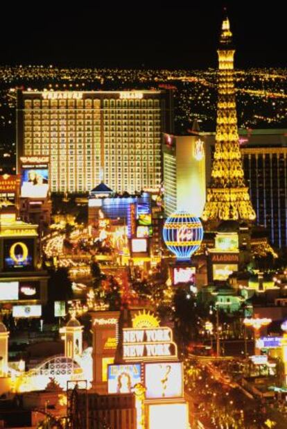 Imagen aérea de The Strip en Las Vegas, un tramo de 6,8 km del Bulevar Sur que concentra muchos de los negocios de Sheldon y Adelson, así como los casinos-hoteles más famosos de la ciudad del pecado