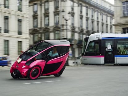 El i-Road no produce emisiones y tiene un tamaño reducido. Incluye dos plazas en tándem y se inclina en las curvas como lo haría un motorista.