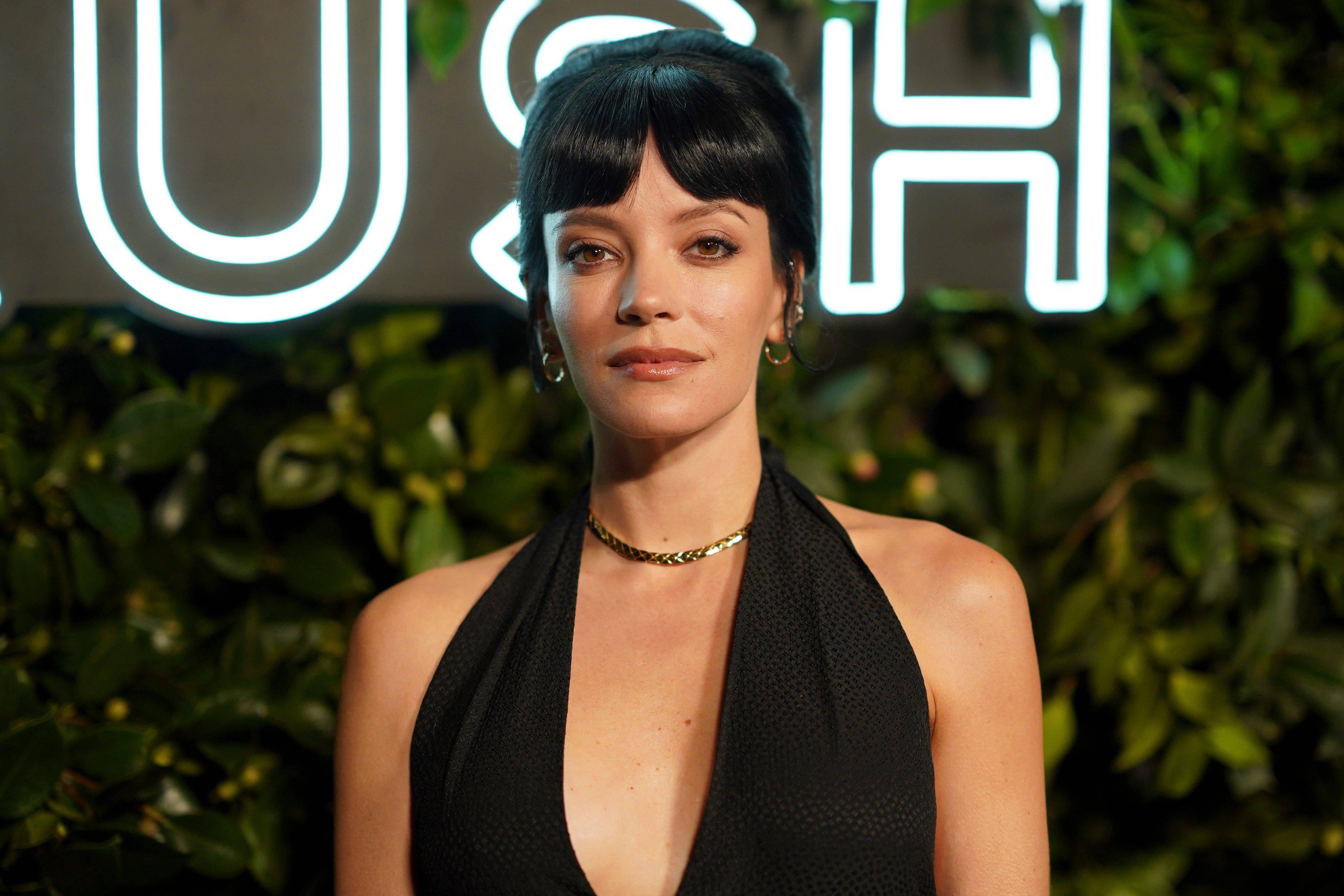 El nuevo zasca de Lilly Allen a David Harbour: luce un vestido que habla de sus compras de lujo para otras