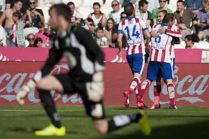 Griezmann celebra el 0-1 junto a Koke y Gabi