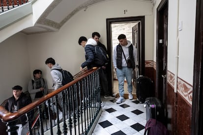 Clientes jóvenes saliendo del albergue que se anuncia como Blue Hostel o Blue Gòtic, en un edificio del barrio donde hay este y otros pisos turísticos sin licencia, este miércoles.
