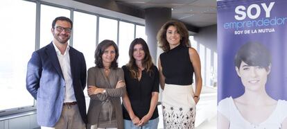 Jorge Gonz&aacute;lez (Bluemove), Elena Velasco (ePomo), Ana Cuadrado (e-nlaza) y Carmen Urbano (ePomo). 