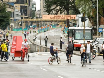 Rua de Bogotá durante a Ciclovia, que todo domingo impede o trânsito de carros.