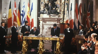 Signing ceremony on June 12, 1985, making Spain a member of the European Economic Community.