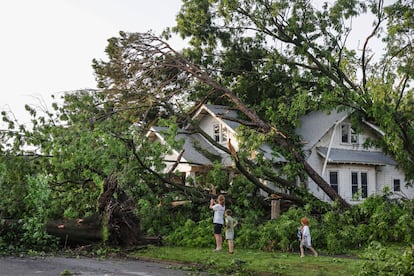 Max Comer y sus hijos ven los daños de la tormenta en la casa de su vecino, en Claremore, Oklahoma. Estas condiciones de lluvia y viento son de esperarse en tiempos primaverales, pero su extensión y severidad extrema sí es novedad. O tal vez no tanto, pues últimamente cada año se rompen récords de clima en cada estación, resultado del calentamiento global.