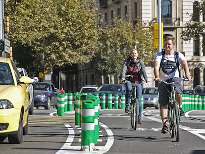 Carril bici segregado en el complejo cruce de Barcelona entre la calle de Còrsega, la avenida de la Diagonal y el paseo de Gràcia, en una imagen de archivo.