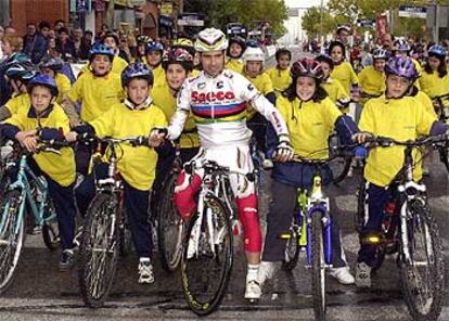 Igor Astarloa posa ayer con un grupo de jóvenes ciclistas antes del <i>criterium</i> de Tres Cantos.