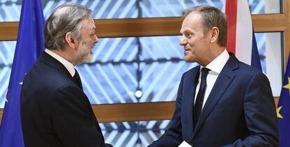 El representante permanente ante la UE británico, Tim Barrow (izquierda), entrega la carta que activaba el artículo 50 del Tratado de Lisboa ('brexit') al presidente de Consejo Europeo, Donald Tusk.