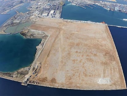 Una vista aérea de la ampliación del muelle de Isla Verde Exterior en el Puerto de Algeciras (Cádiz).