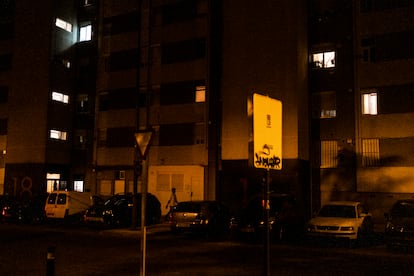 La calle Benimamet, la que más quejas acumula en Madrid por el alumbrado, en el barrio de San Cristóbal de los Ángeles.