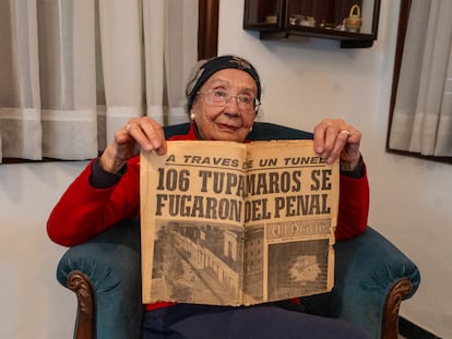 Serrana Auliso muestra en su casa de Montevideo un periódico que da cuenta de la fuga de 106 guerrilleros tupamaros, el 15 de mayo 2025.