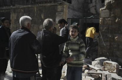 Los ataques de hoy coinciden con el cierre de la primera ronda de negociaciones entre el régimen de Al Asad y la oposición en la conferencia de paz de Ginebra. En la imagen un niño llora tras un bombardeo en el barrio de Al-Ansari en Alepo (Siria), 31 de enero 2014.