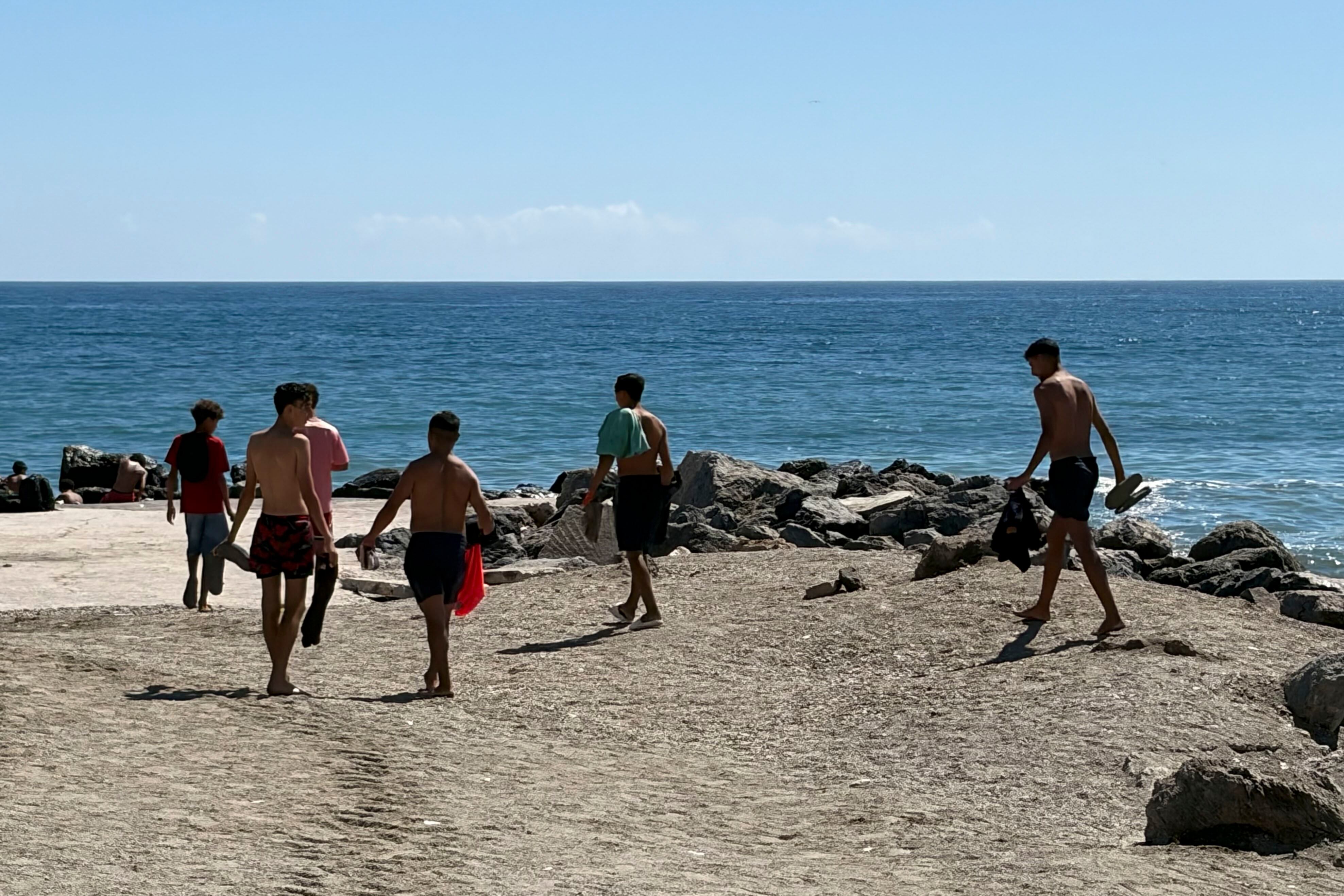 Crisis en Ceuta y actualidad política, directo | Interior presupuesta 9 millones para reforzar la frontera marítima de El Tarajal e impedir la entrada a nado de migrantes