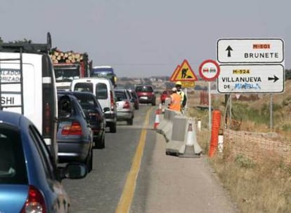 Dos obreros del desdoblamiento de  la carretera de los pantanos, ayer.