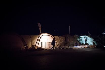 Dos niños ucranios caminan entre las tiendas de los voluntarios polacos que han acudido a la frontera entre Polonia y Ucrania en Medyka para ayudar a los refugiados llegados de Ucrania.