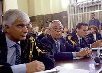 Cesare Previti (centro), ministro con Berlusconi en 1994, escuchaba ayer la condena de un tribunal de Milán.