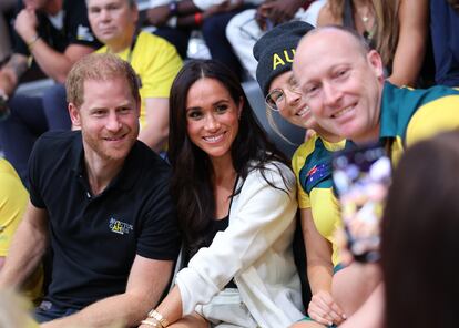 Los duques de Sussex posando para una foto durante el partido de baloncesto en silla de ruedas de los Juegos Invictus, en Düsseldorf, este miércoles 13 de septiembre de 2023.