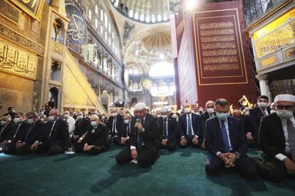 Unos versículos del Corán recitados por el presidente turco Recep Tayyip Erdogan y miles de fieles acudiendo a la llamada a la oración desde los minaretes de Santa Sofia, en Estambul, simbolizaron este viernes la reconversión de esta antigua basílica en mezquita.