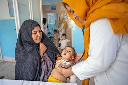 Hasta 200 mujeres y niños visitan esta clínica en Herat, al oeste de Afganistán, donde el trabajo del Fondo de la ONU para la Infancia (Unicef) cuenta con financiación del Banco Mundial y del Banco Asiático de Desarrollo. En otras zonas, equipos móviles de salud y nutrición apoyados por Unicef visitan mensualmente las comunidades con servicios de salud materna, neonatal e infantil, así como asesoramiento psicosocial. En los tres primeros meses de este año, 152 equipos móviles prestaron servicios de salud y nutrición a cerca de 1,7 millones de personas en zonas remotas y de difícil acceso de Afganistán.