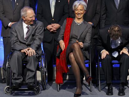Los ministros de Finanzas de Alemania, Wolgang Schäuble (izquierda), Francia, Chistine Lagarde y el secretario del Tesoro de EE UU, Timothy Geithner, mirando al suelo.