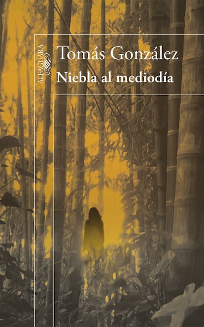 Niebla al mediodía confirmaría a Tomás González (Colombia, 1950), si aún hiciera falta, como uno de los mejores escritores latinoamericanos de los últimos años. Y digo “si hiciera falta” porque desde Primero estaba el mar, su debut en 1983, hasta La luz difícil, esa excepcional indagación del luto, de 2012, su escritura mantiene un altísimo nivel y la repetición de unos temas y modos singulares, eso que solemos llamar mundo propio. Niebla al mediodía no es una excepción: unos pocos personajes para los que sólo cuenta su cotidianidad, microcosmos de una realidad más amplia, parejas de “desiguales” que encauzan mal un proyecto de vida al margen, incomunicación, celos, envidias con las que nos ejercitamos día a día y, finalmente, una presencia de la naturaleza como continuo de los personajes (en este caso, la siempre húmeda selva cercana a Bogotá) son algunas de sus constantes. Por CARLOS PARDO