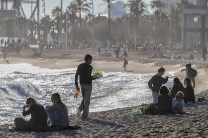 Venedors de begudes a la platja de Sant Sebastià de Barcelona.