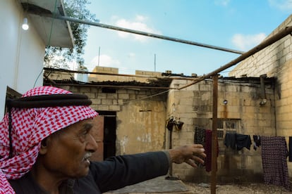 Ahmed Ayad Mustafa señala los daños que sufrió su hogar. Este exconductor de tractores tiene 79 años y vive con su esposa. Varias oenegés les han dado 40 dólares y un tanque de agua para ayudarles.