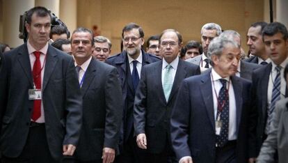 El presidente del Gobierno, Mariano Rajoy, ayer en los pasillos del Senado.  