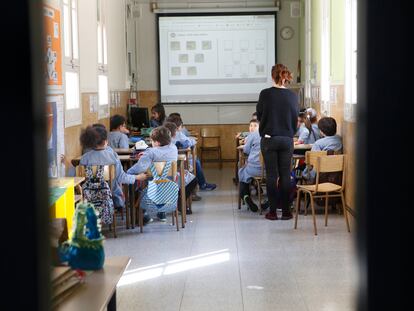 Alumnos en un aula del colegio Inmaculada Concepción de Barcelona, el pasado mes de febrero.