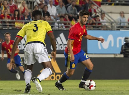 Asensio conduce el bal&oacute;n ante Murillo.