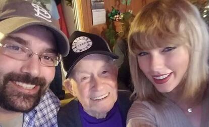 La cantante Taylor Swift, visita a un veterano de la segunda Guerra mundial.