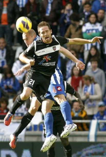 Bergantiños y Míchel pelean por un balón.