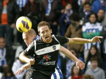 Bergantiños y Míchel pelean por un balón.