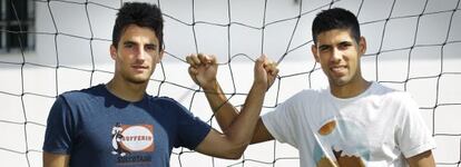 Juan Carlos y Juanfran posan en la ciudad deportiva del Betis.