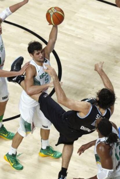 Raulzinho, Scola e Nenê, no duelo Brasil e Argentina.